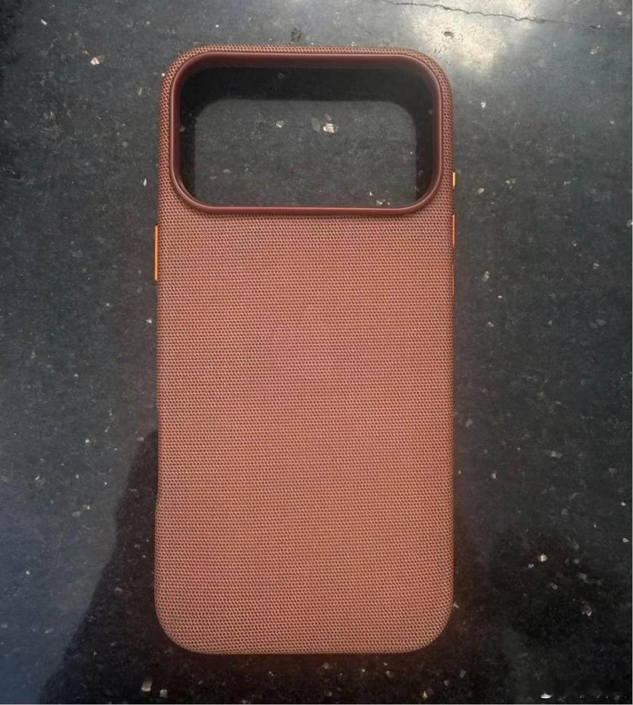 这次泄露的苹果iPhone17的官方新材质保护壳，看上去挺靠谱的 ​​​