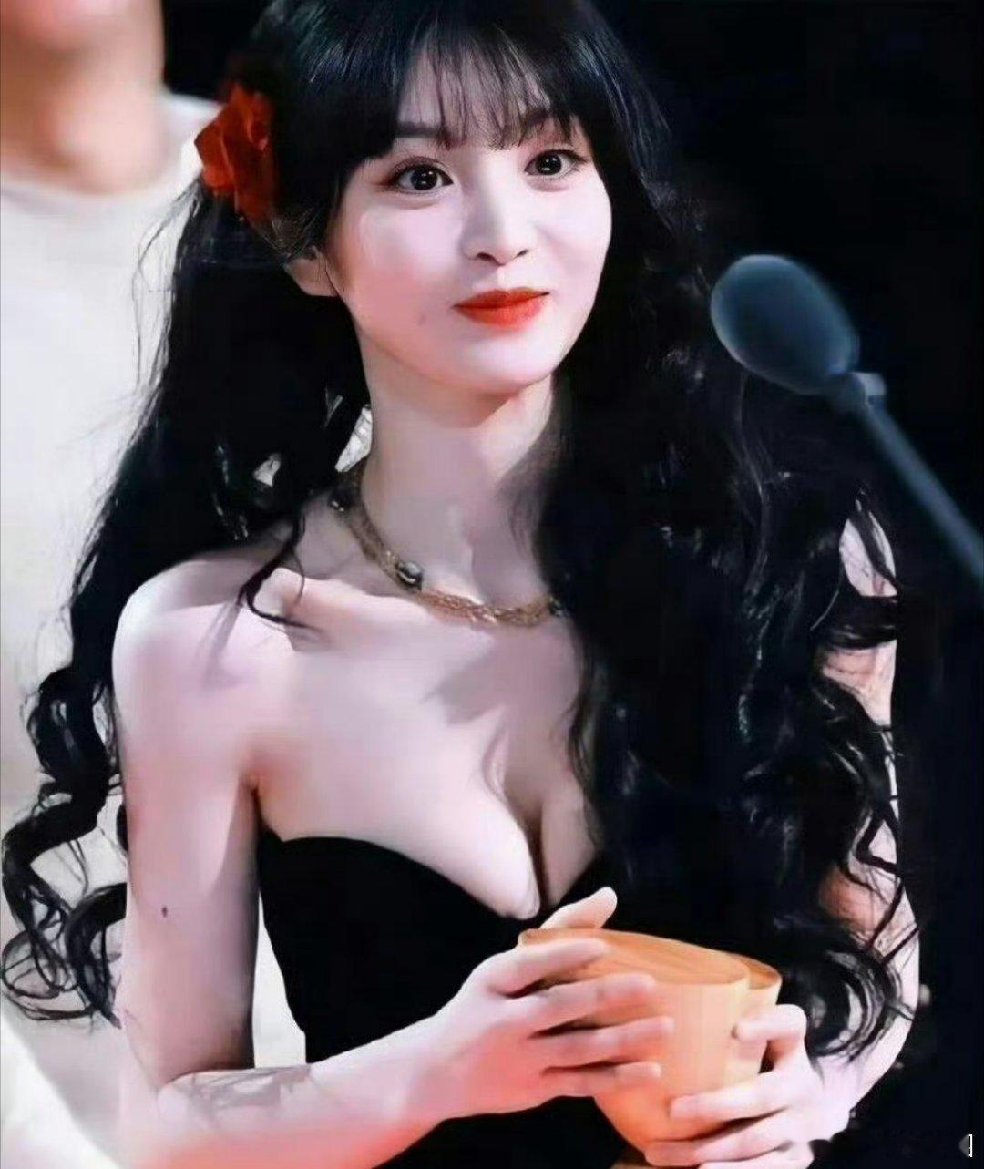 感觉田曦薇这种甜甜的女孩子加上这么有料的身材，应该在娱乐圈里面是顶流的存在吧，为