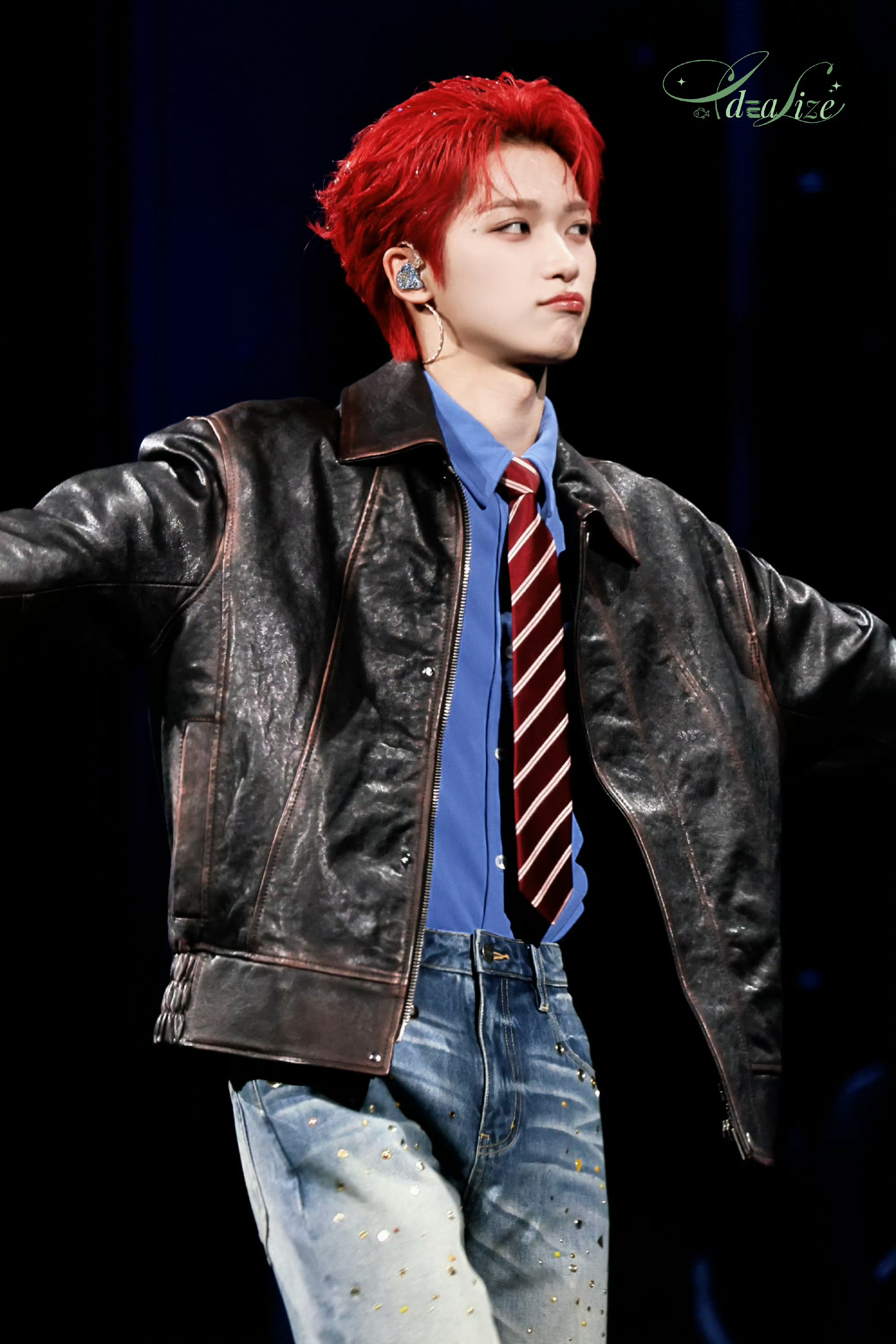 梓渝｜今日演唱会饭拍路透，皮衣夹克清爽可爱，紫色西装仙气十足，黑色深V西装尽显熟