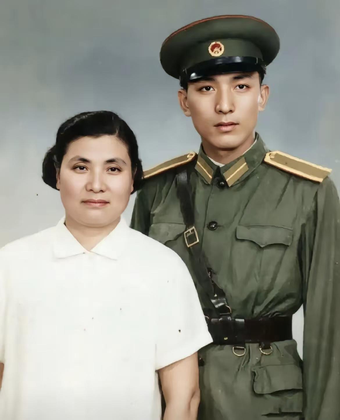 这张合影拍摄于1964年，画面中是罗炳辉将军的夫人张明秀与儿子罗新安。罗炳辉将军