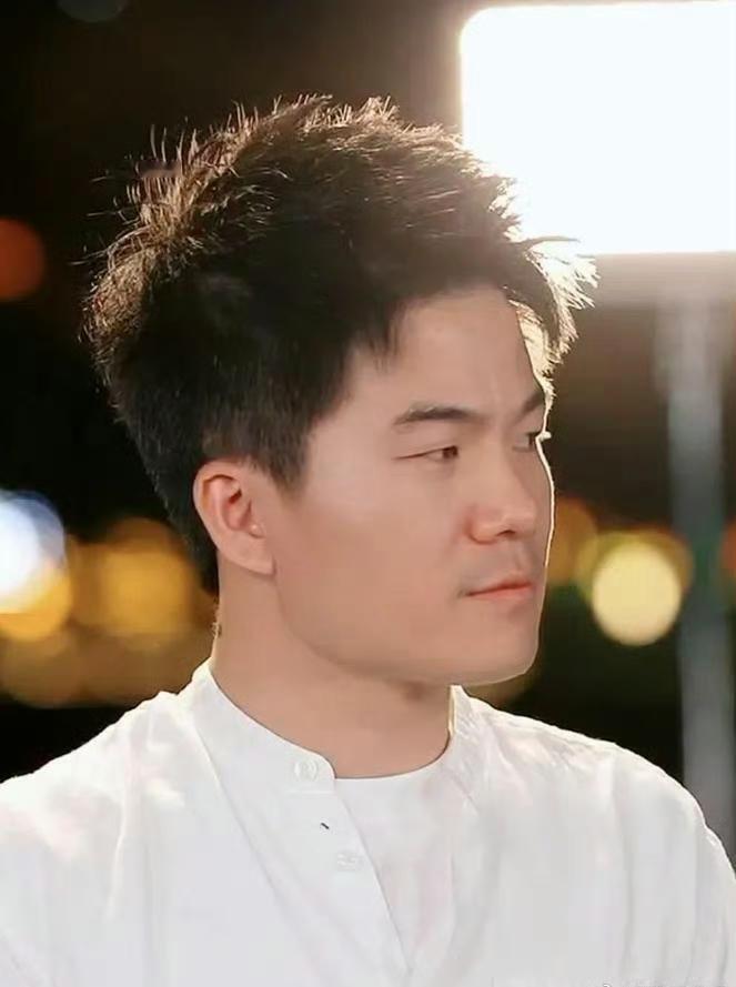 男人什么时候最丢人：

1、第一：没房子不丢人，但啃老不思进取，那才让人看不起。