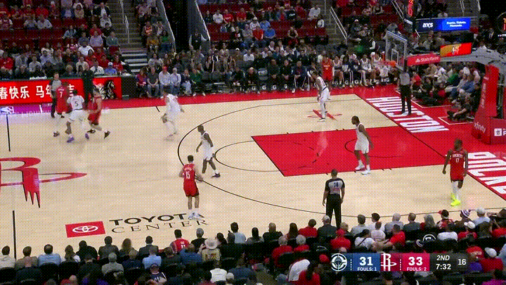 在今天进行的快船和火箭的焦点战中，发生了让人哭笑不得的一幕。当时双方的比赛进行到