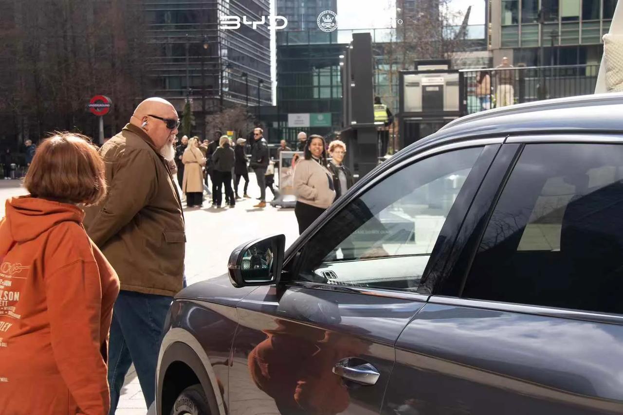 泰晤士河畔，一抹灵动的深蓝色疾驰而过，吸引了无数目光。BYD海豹以流畅的车身线条