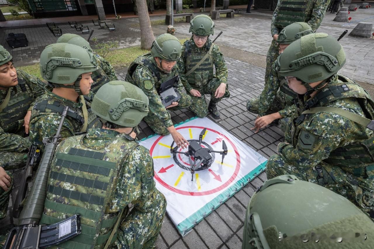 台湾地区陆军预备役第三营士兵在宜兰县进行战斗训练

预备役人员正在为冲突做准备。