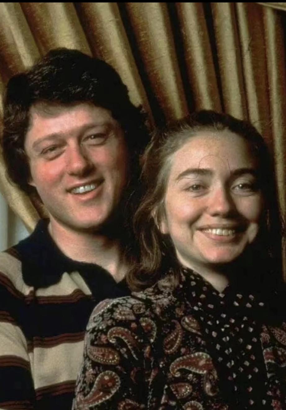 希拉里身边的克林顿，从没有老过，一直像个淘气爱惹事的小弟弟；
克林顿身边的希拉里