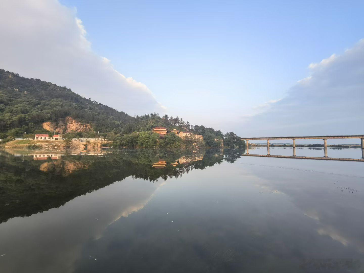 落日浸山湖，水雾起清欢。一湖镜像，两半黄昏，太湖之畔，花灵湖的暮色，把世间所有喧