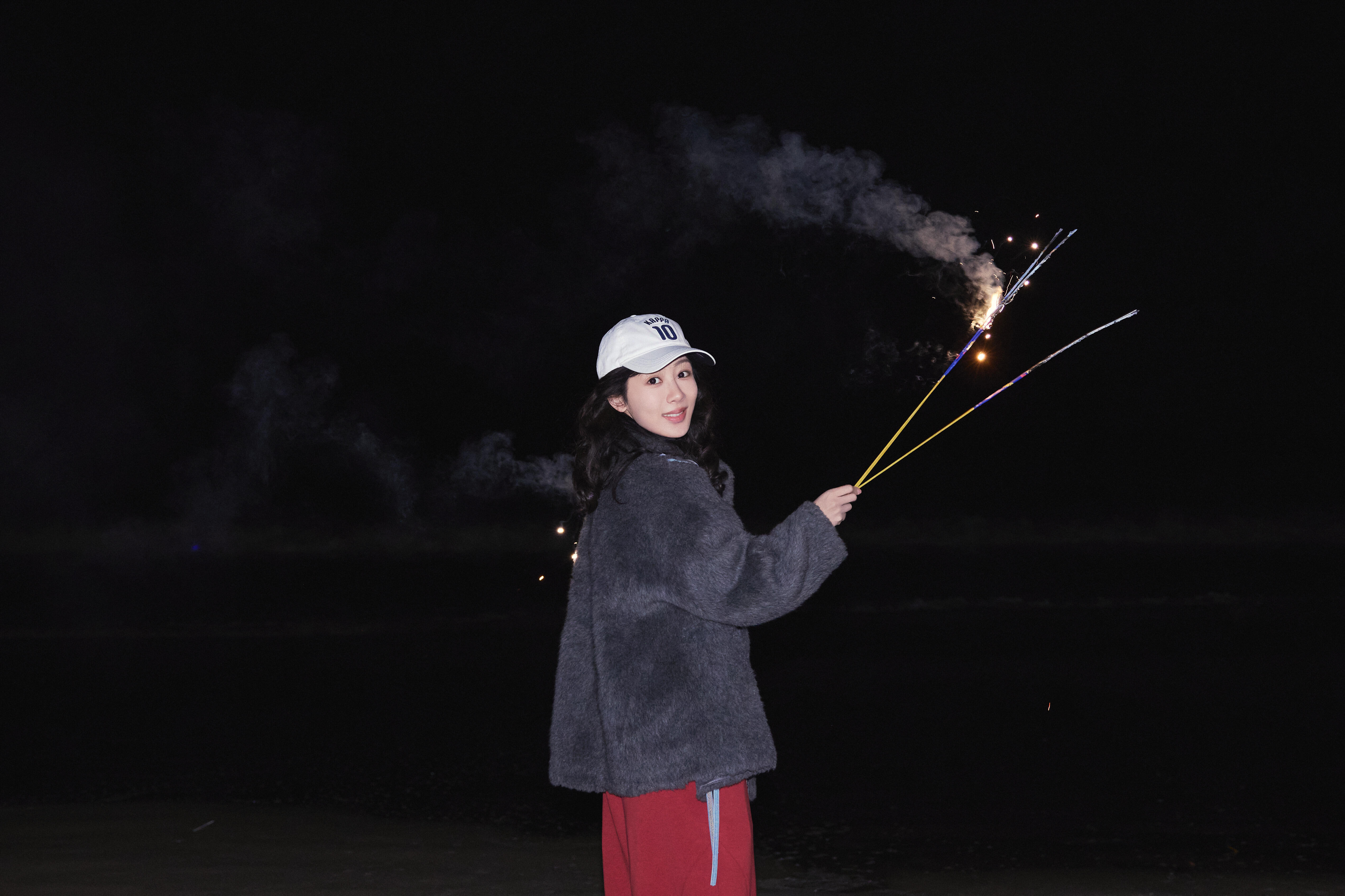 国色芳华一周年杨紫分享了海边烟花碎片庆祝~开开心心！烟花漂亮人更漂亮！特别爱自己