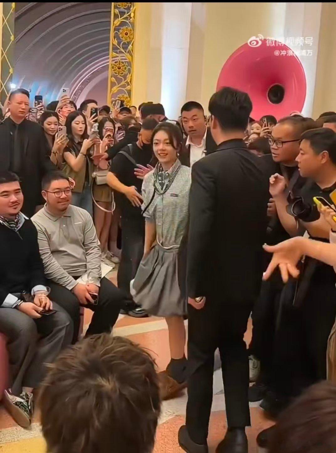 赵今麦走过头了走路总是把控不好距离，频频走过头，赵今麦开怀大笑尽显随性可爱。 