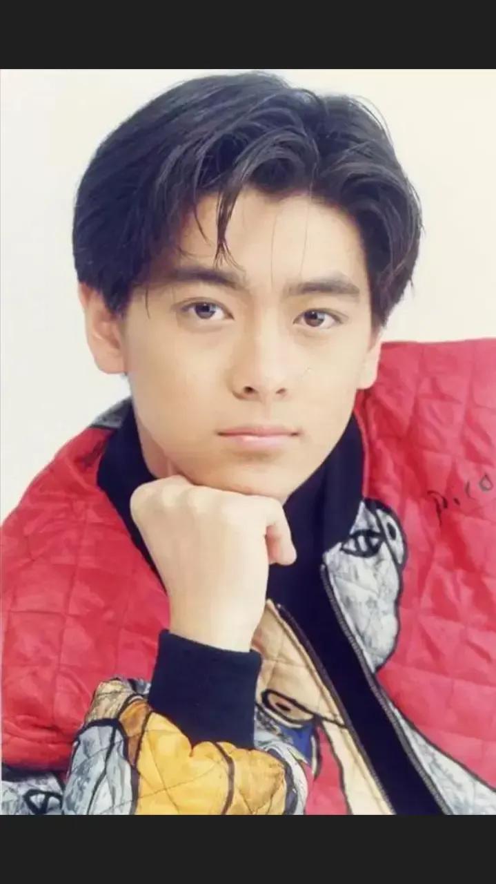林志颖长得也太帅了，脸型长得很完美，他的儿子kimi没有遗传到他的帅气基因，小时