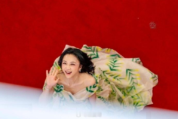 我丢，汤唯抬头照居然拍成这样，这是有多自信才敢这样拍！ 热图阁公众号 