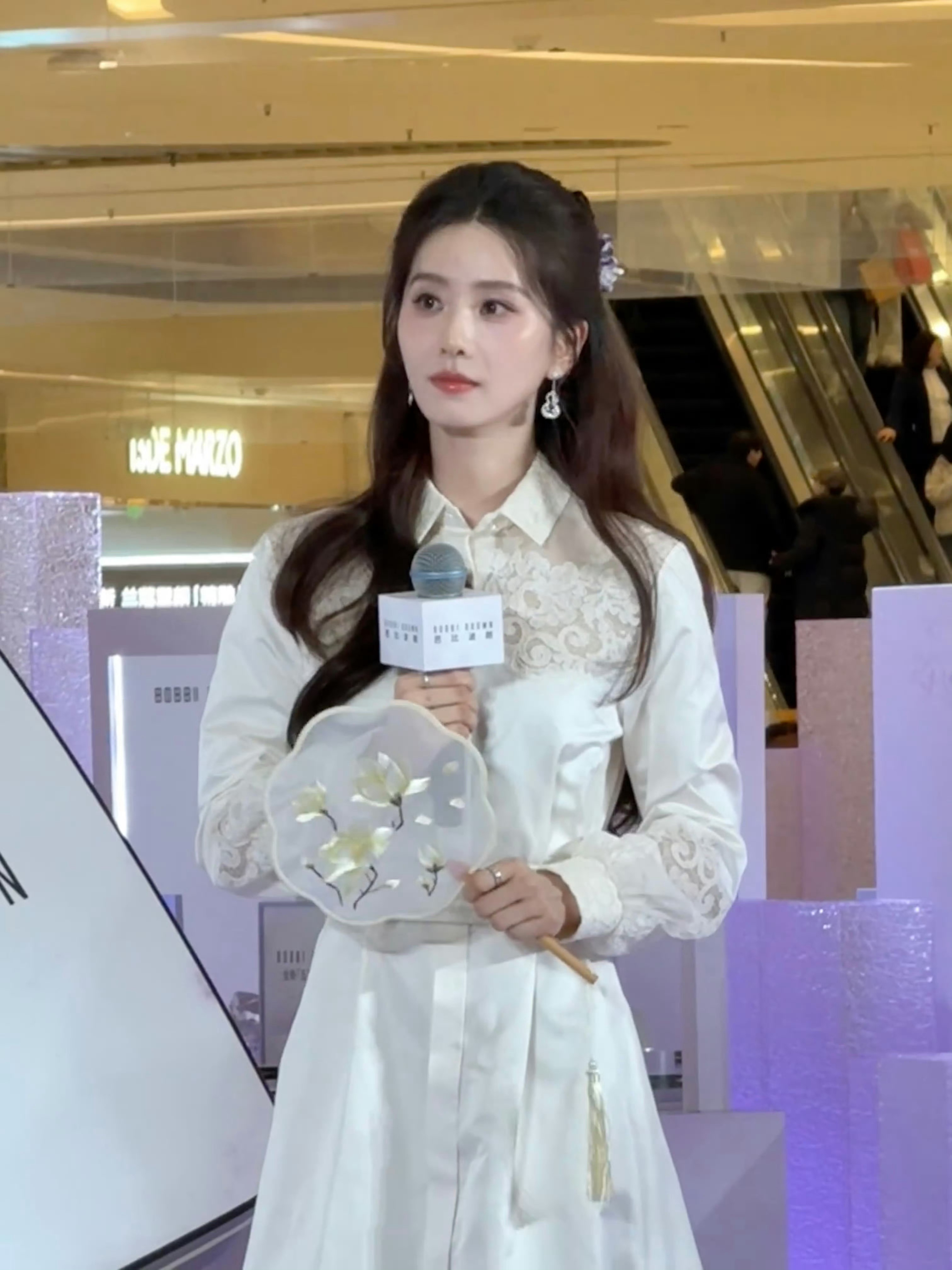 刘诗诗镂空衬衫国风裙确定不是仙女嘛