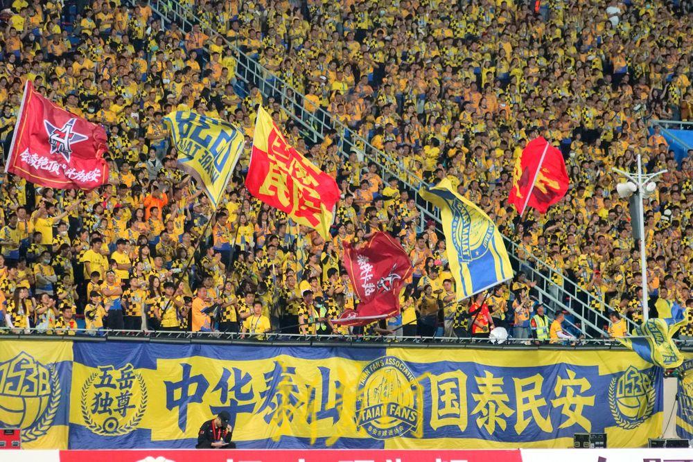 战鼓激荡，战歌嘹亮，泰安队火热的主场氛围令这春夜有了夏日般的火热。备受期待的20