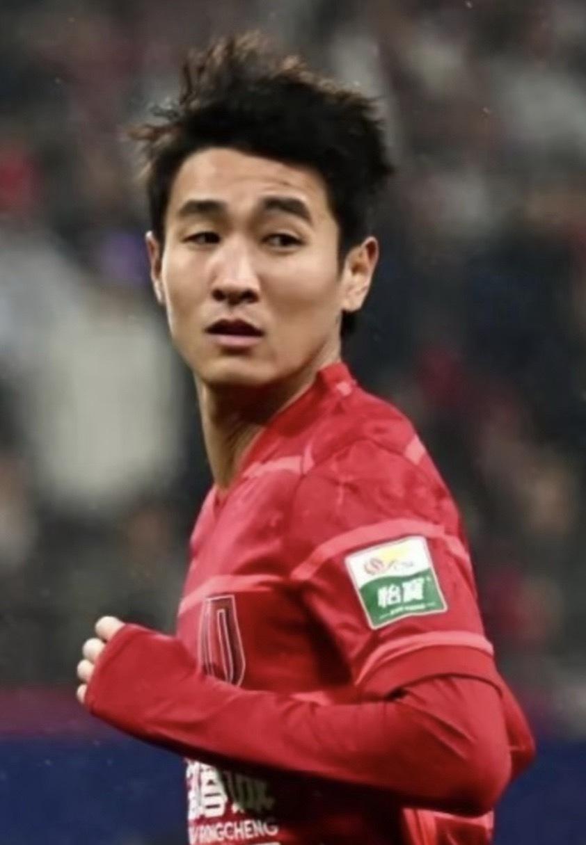 但换个角度看，情绪管理本就是职业球员的必修课。韦世豪的“易燃”体质，恰是对手最易