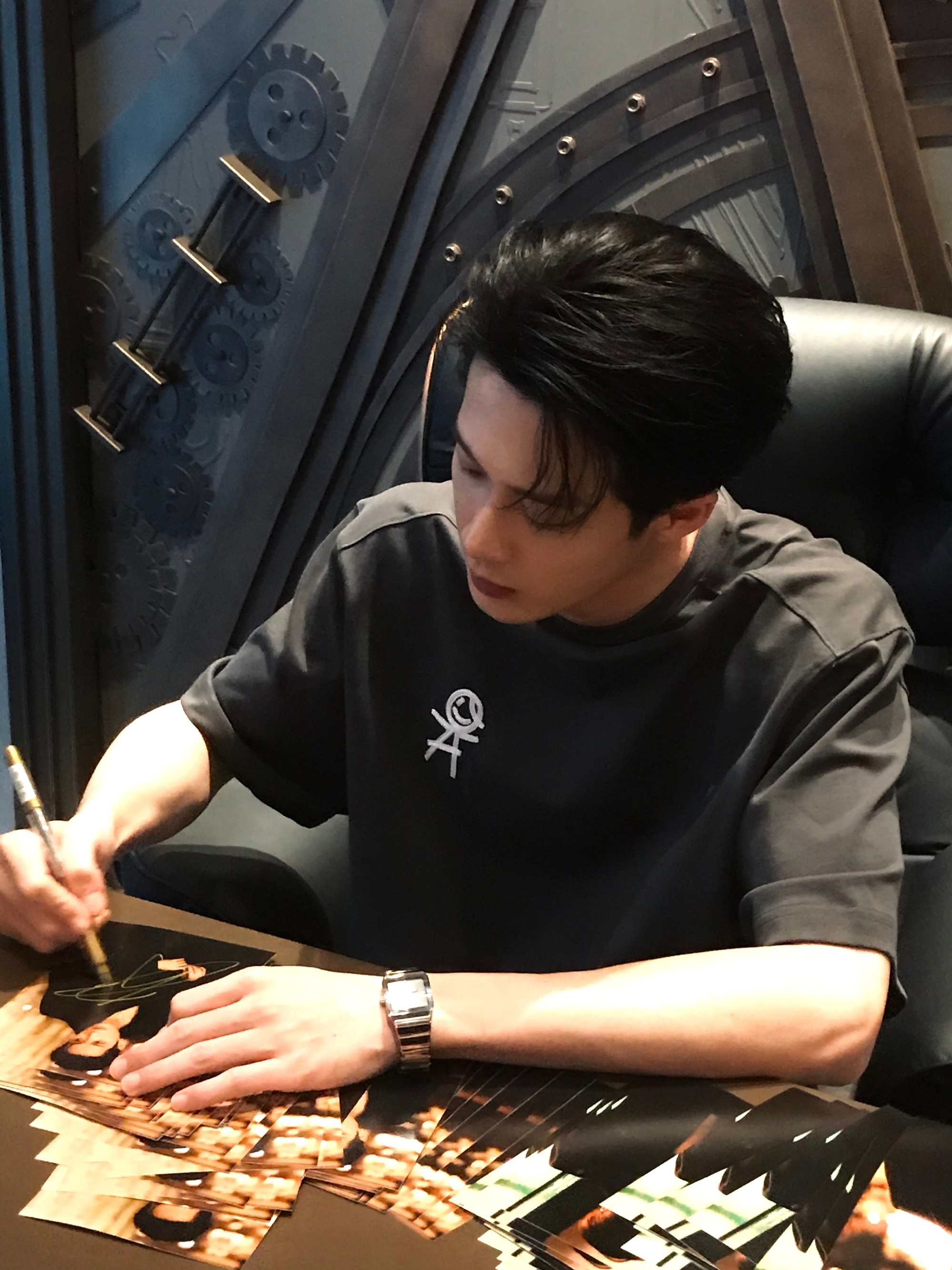 给谁签了那么多？能不能有我一张[爱慕] 檀健次 ​​​