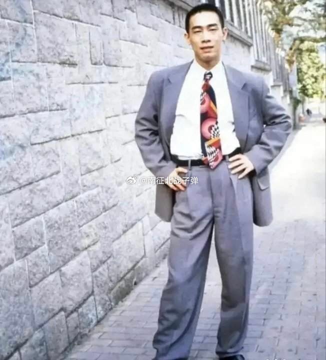 25岁的陈小春！像极了从南方大城市打工回老家的隔壁小哥… ​​​