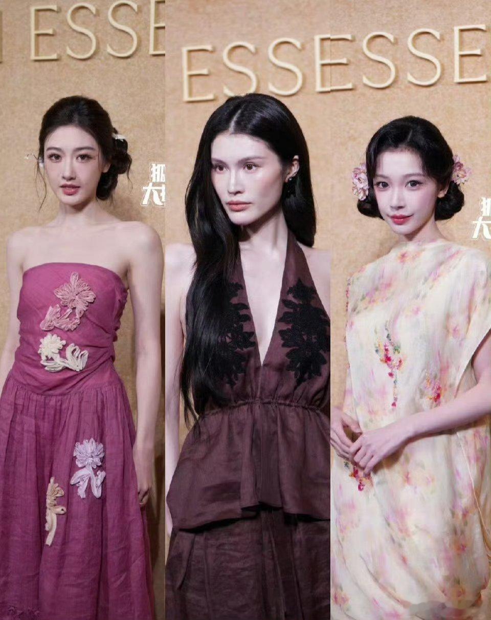 何穗一把拉住易梦玲的手秀场名场面+1！何穗的气场，易梦玲的灵气，孙乐言的秀气，三