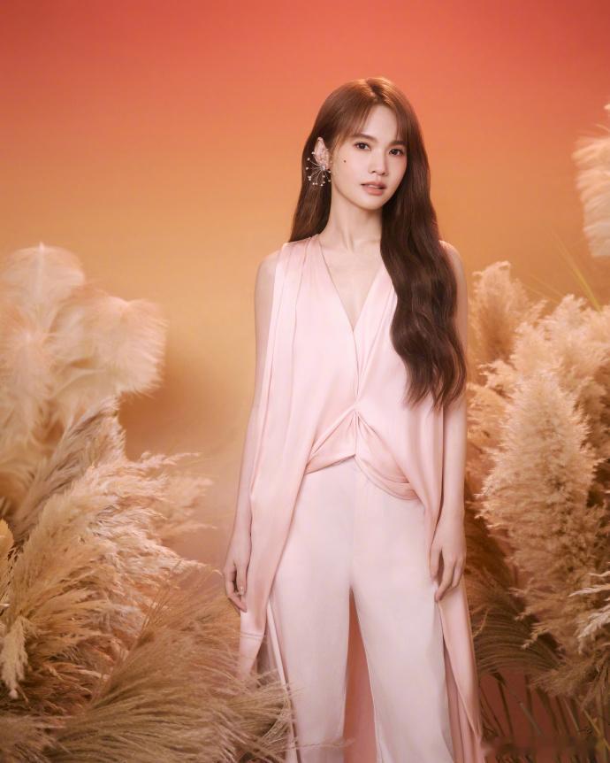 杨丞琳音色女王来的杨丞琳天赐的声音《爱河》演绎十分出彩！声线柔和又有张力，质感细