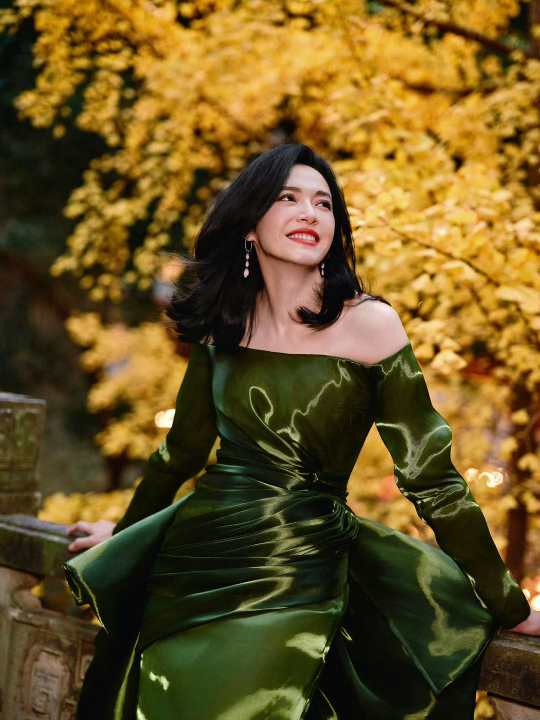 姚晨你唱歌这么好听么姚晨唱世界赠予我的好听 哦莫，你告诉我站在舞台上唱《世界赠予