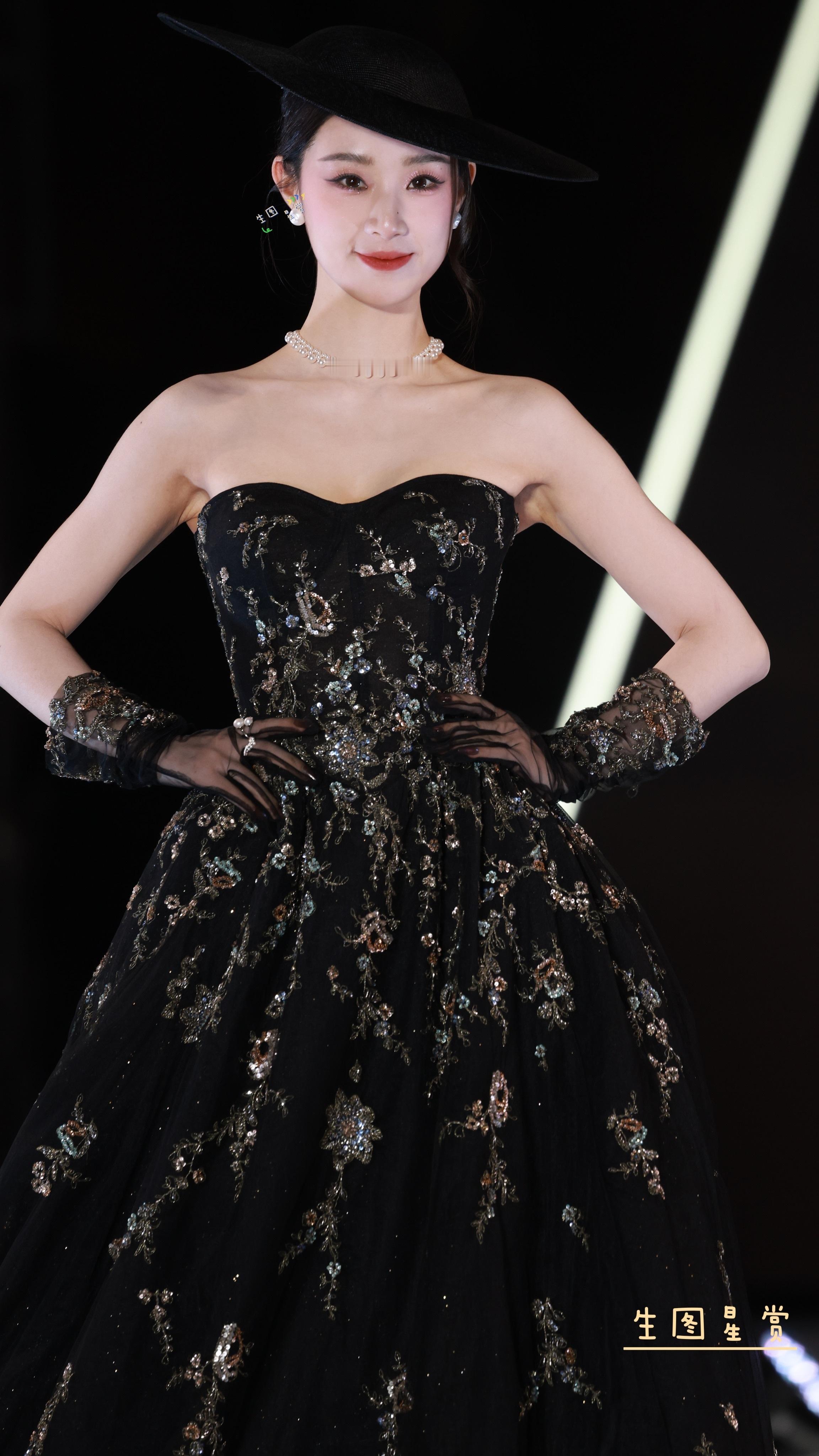 王小亿剧查查之夜红毯生图复古摩登，权威美貌王小亿1206生日快乐演员王小亿