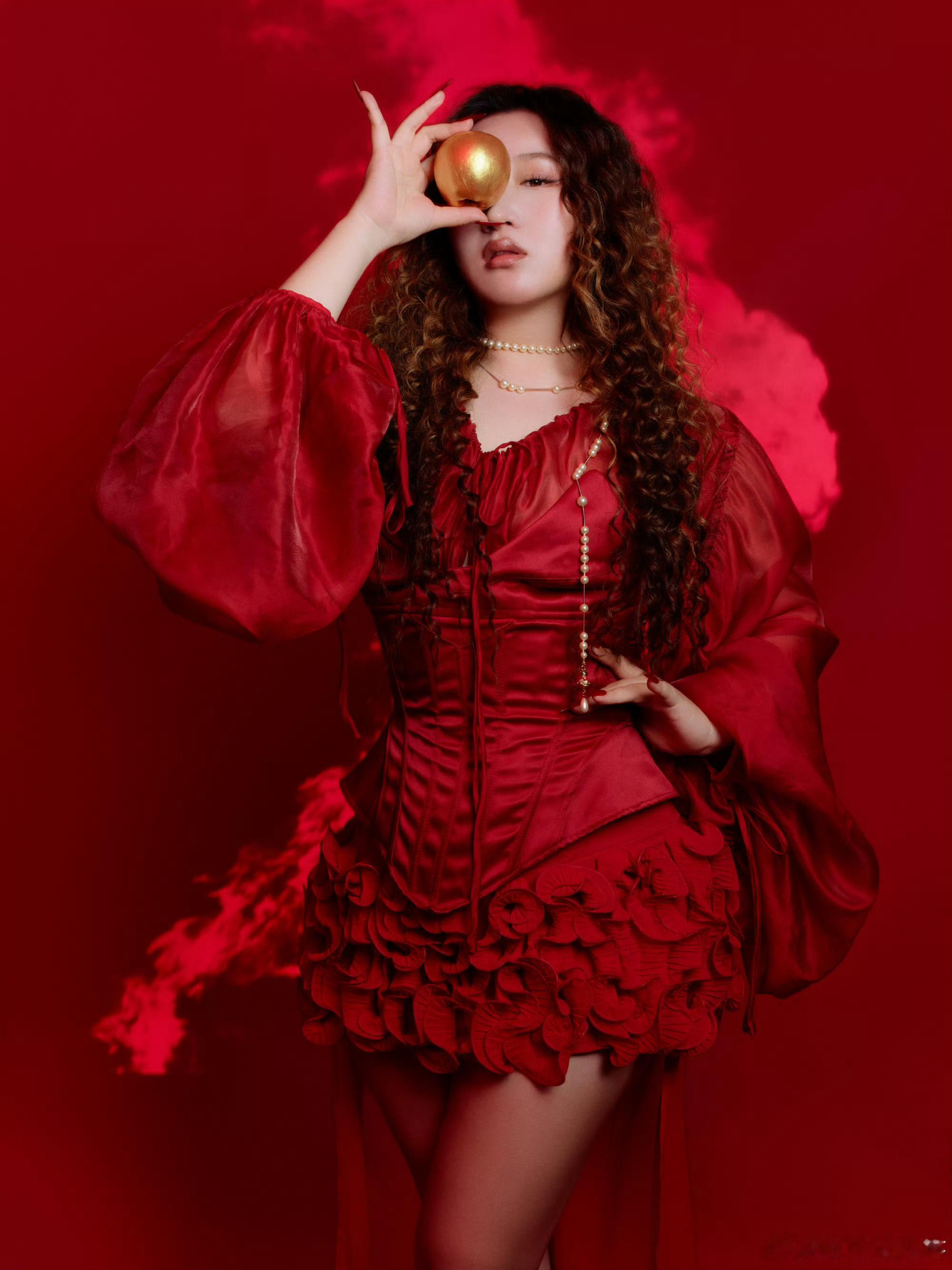 不只是搞笑女，锤娜丽莎深藏扎实唱功，老友相聚《歌手2026》帮唱，多年默契无需彩