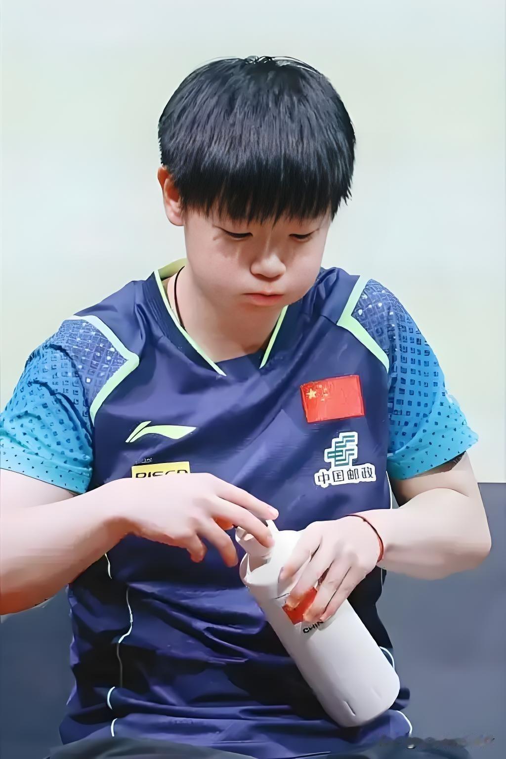 孙颖莎现在有三重压力。一重来自外协选手，她的个子矮胳膊短，适合打拉大角度的对攻，