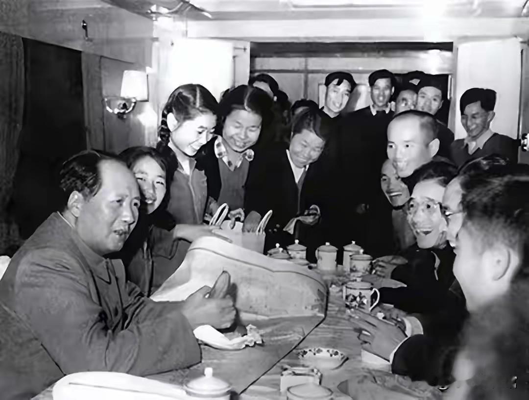 毛主席与文艺工作者亲切座谈，现场氛围温馨融洽。伟人贴近群众，倾听大家心声，拉近与