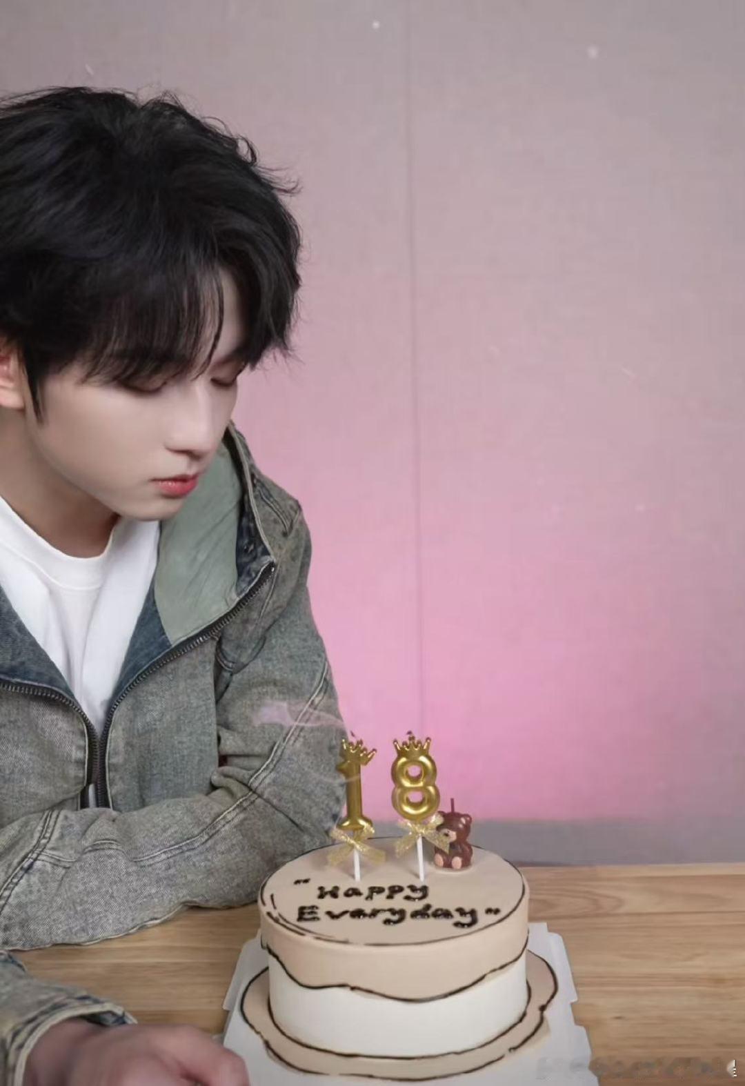 在穆祉丞心里，自己和粉丝是“挚友”。他会开玩笑说想和粉丝交换游戏账号，或者拿出心