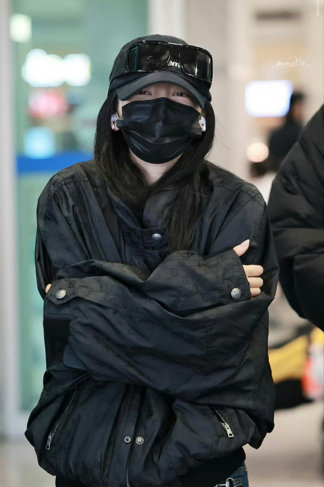 宁艺卓仁川机场到达怕冷的宁宁裹得毛茸茸也太萌了吧😭！这是什么冬日限定可爱宝宝，