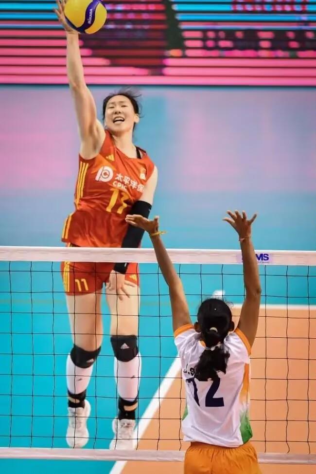 中国女排2：3输给泰国，暴露出了四个问题：

第一个问题，就是一传被冲得稀碎。
