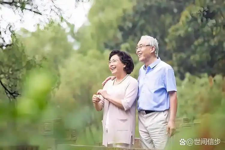 截止目前，2026年养老金调整的官方通知依旧没有对外发布。不少高龄退休老人经历了