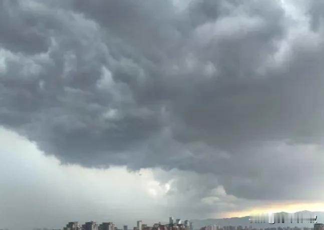 #今日立秋#
风雨欲来山满楼，各位江湖再见。
在下改行研究大学数据了。
明天开始