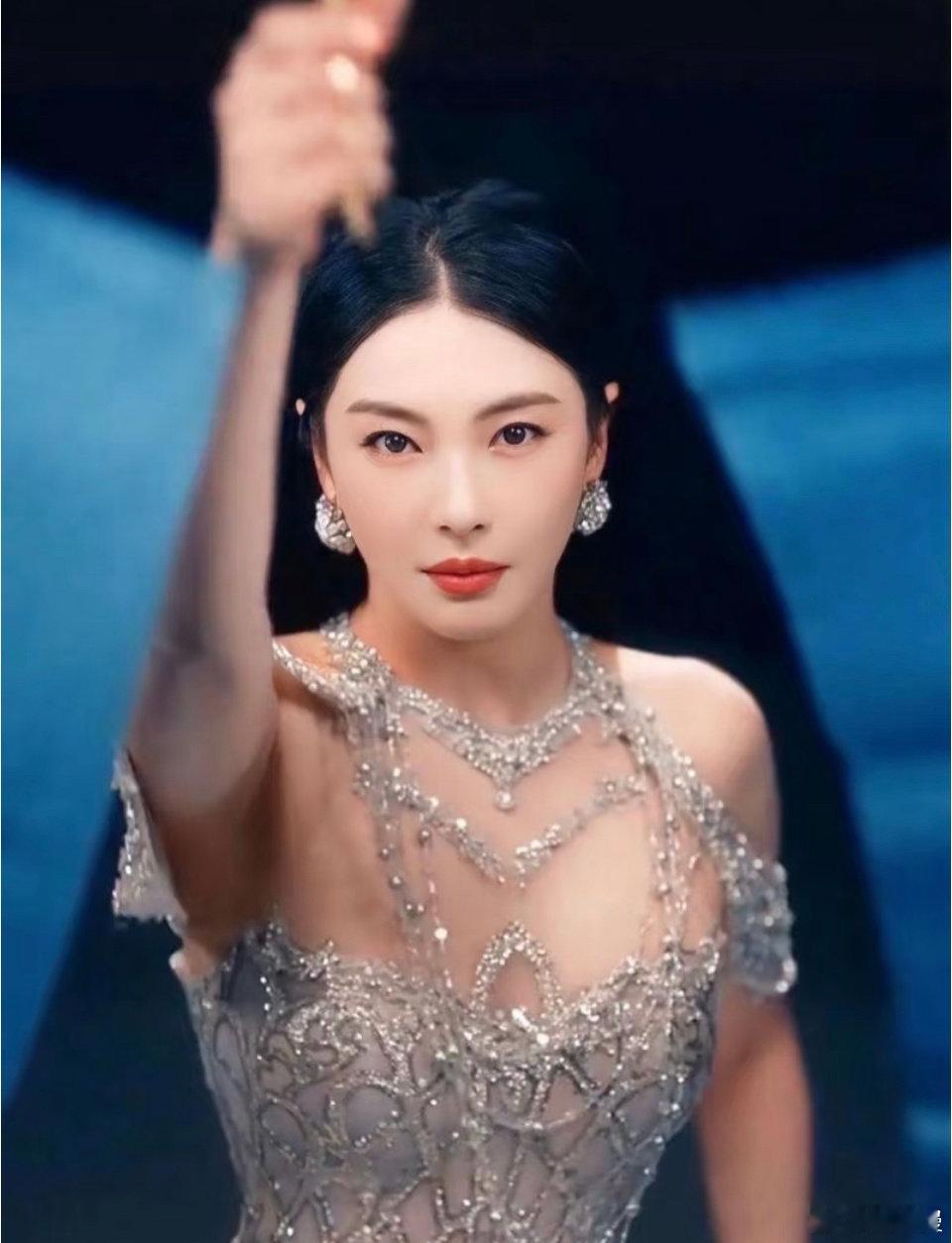 张雨绮从女团变为女团见证人从《浪姐》舞台上唱跳的成团成员，到如今见证新女团成长的