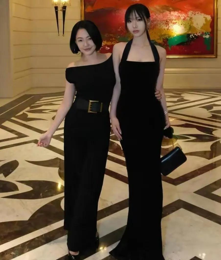 都说小S真会生
生了个这么高这么漂亮的女儿
没错，确实是这么回事
小S的这个大女