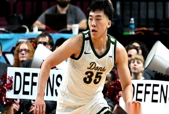 一夜之间，首发没了。
上一场还是铁打的主力，这一场，王俊杰直接被按在了替补席。