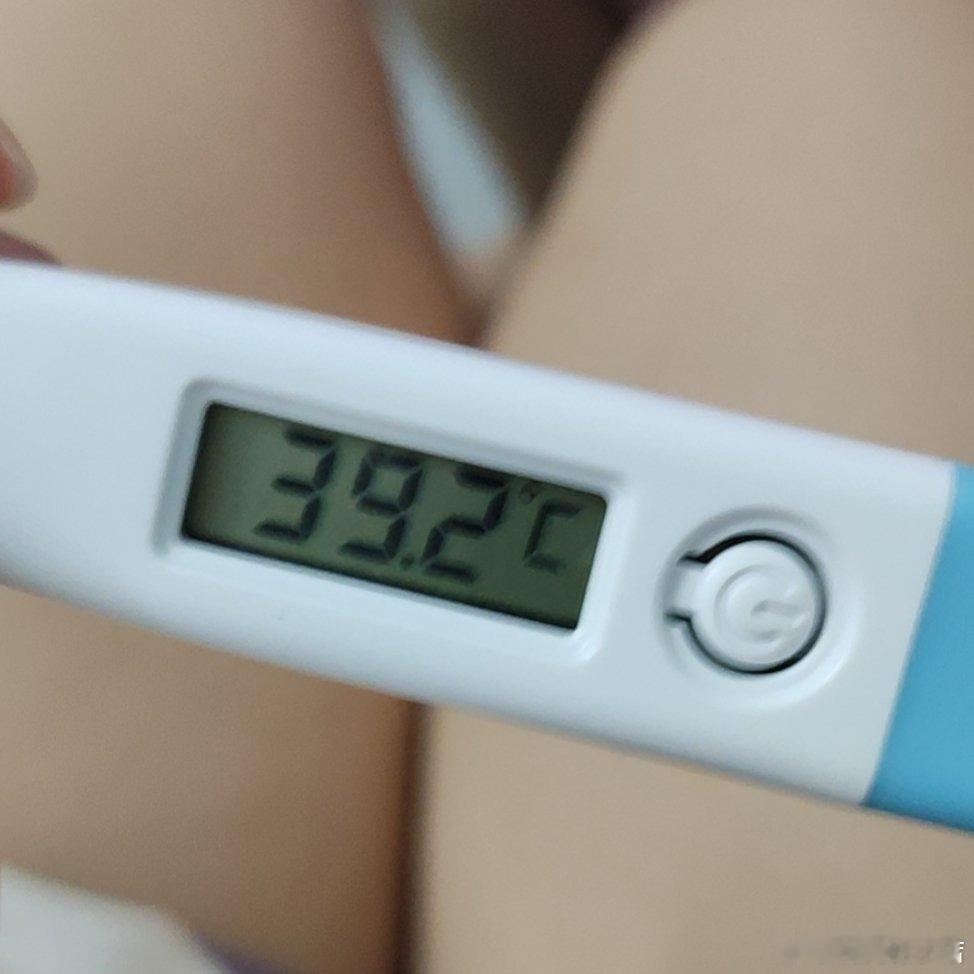 小崽子人生第一场发烧，一下子干到39度，委屈巴巴地反复发烫，折腾了两天，终于降温