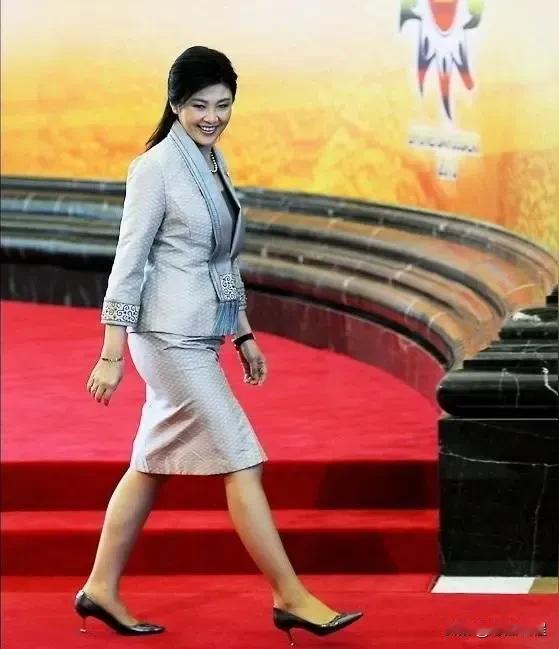 泰国英拉包臀裙更显曼妙身材。英拉气质不凡，娇羞可爱，即使年纪渐渐大了，但愈发美丽