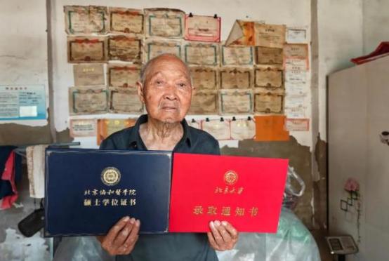 高考的钟声每年都会响起，千万考生在考场里奋笔疾书，无数家庭在场外揪着一颗心。这个