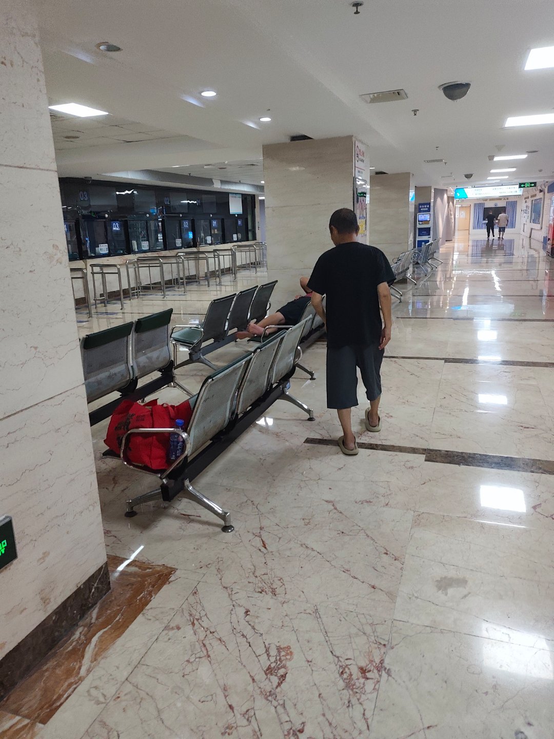 来厦大附一医院6天，每天都见到有人在大堂椅子上过夜。这世界，并不是每个人都舍得每