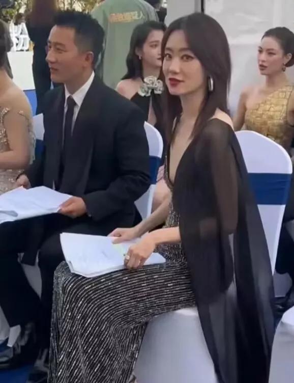这头一扭，张小斐的余光直接手捂胸，黄轩都不敢低头，仰头说话。不明白，为啥很多女明