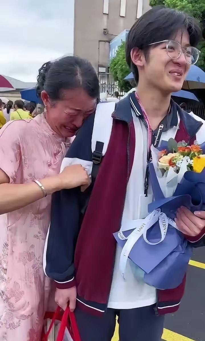 命运开局满是遗憾，却靠着一份温暖逆风翻盘。男孩三岁时母亲离开，父亲重组家庭，成长