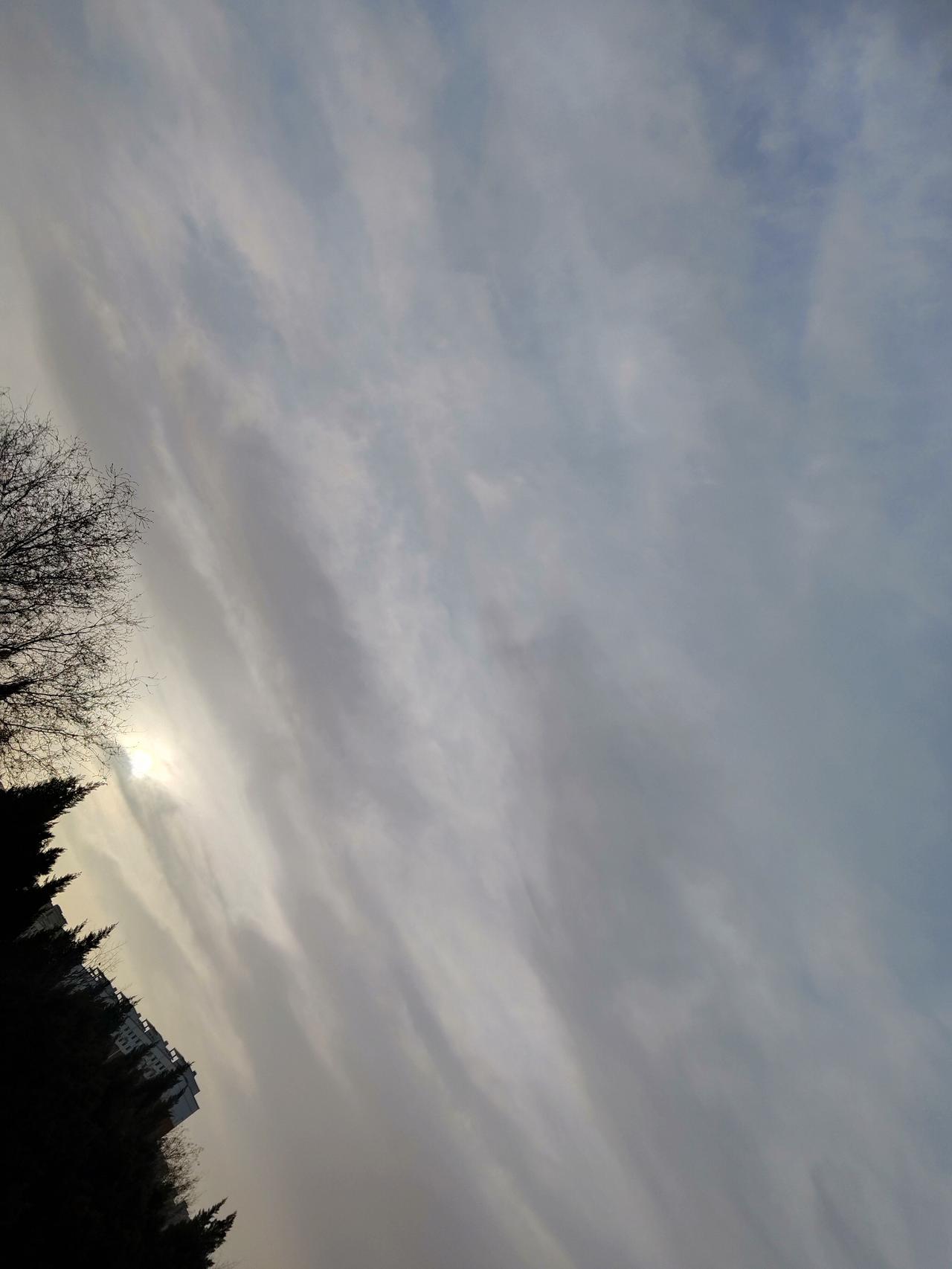 这个问题如何解决？——
网上有人讲故事：村里的男人几乎都出去打工了，剩一个小伙子