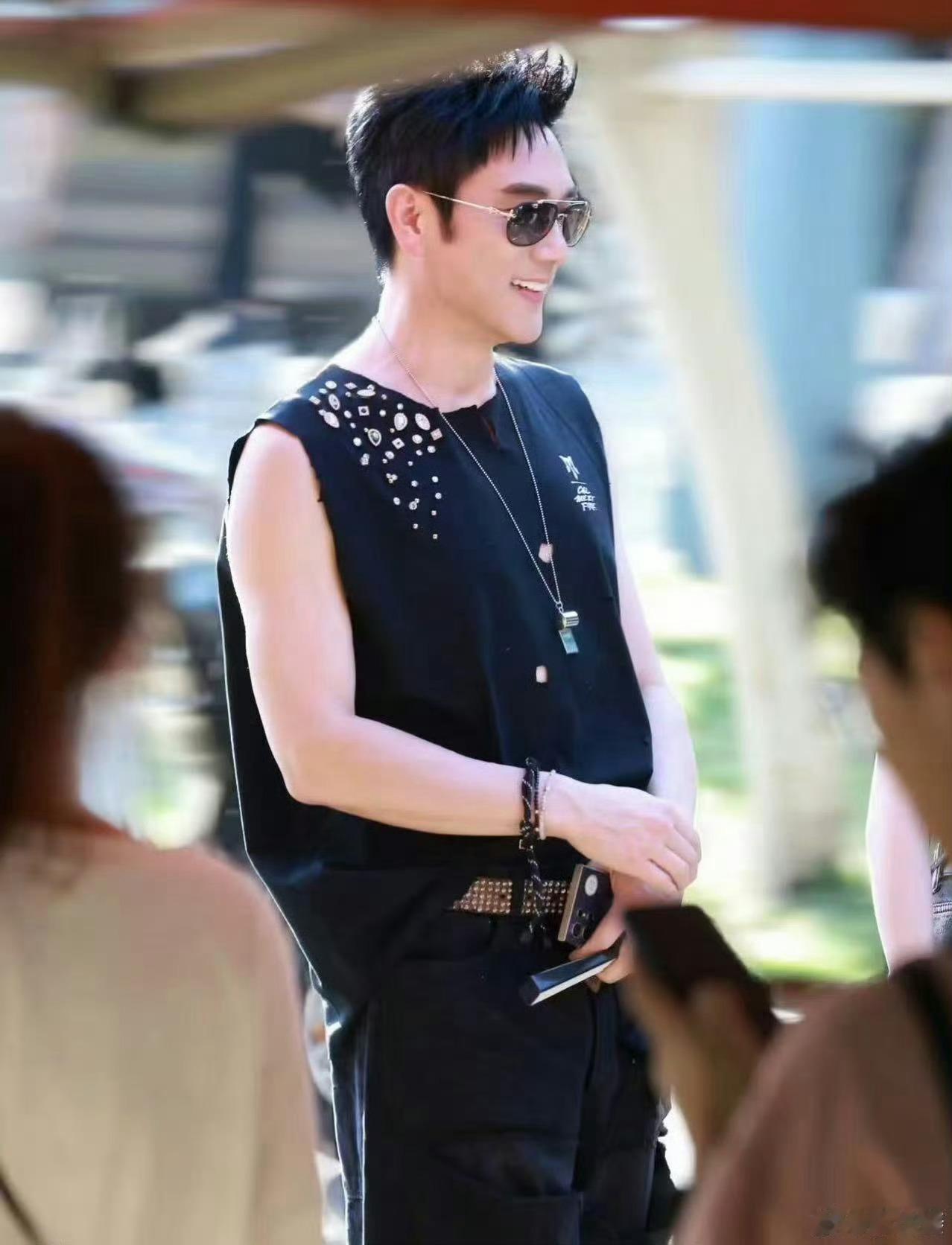 林依轮风格大变从披哥舞台的无袖钻闪背心+长筒袜潮搭，到《骄阳似我》里沉稳儒雅的“