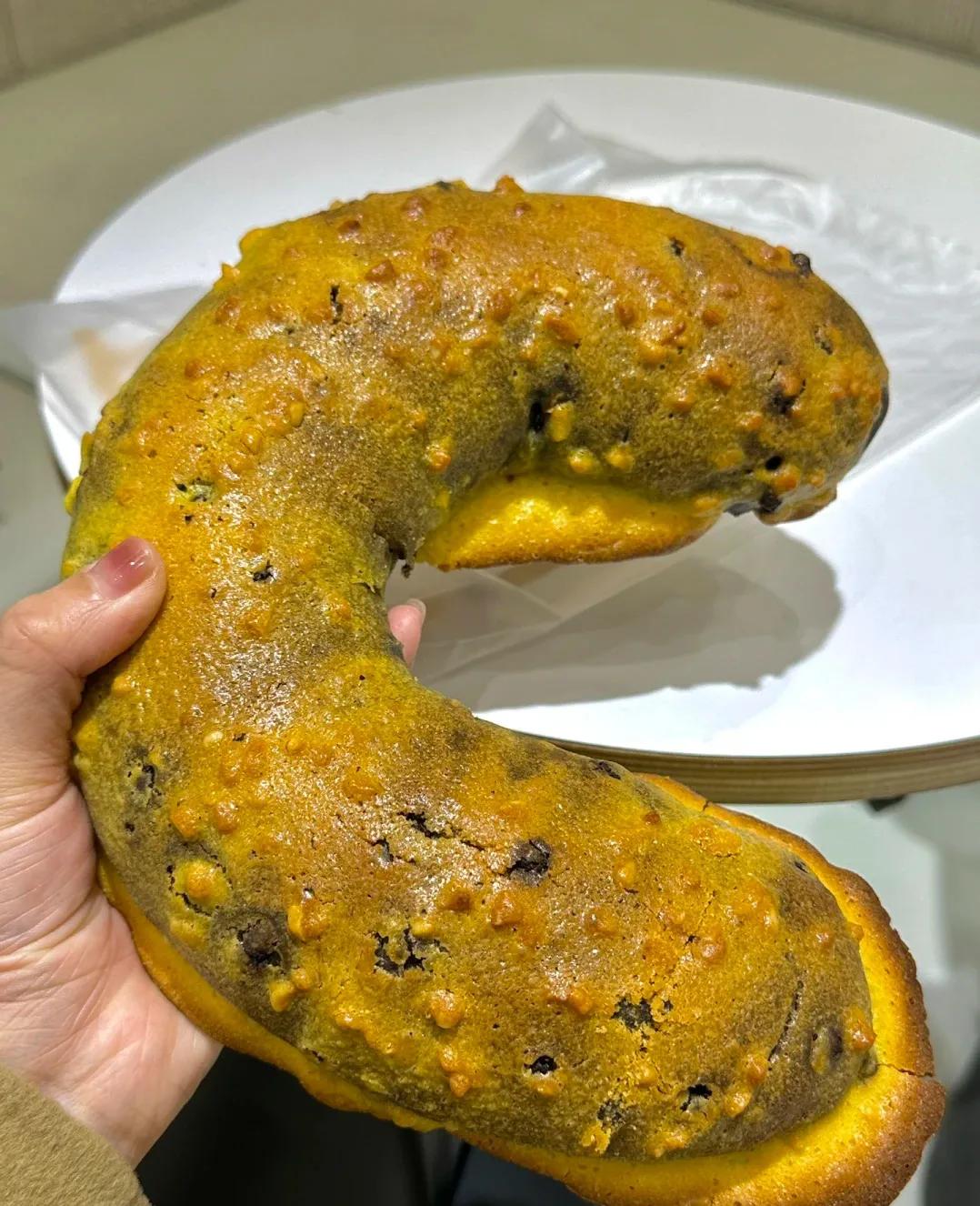 怎么会有这么好吃又便 的面包啊
好喜欢原麦的这个月半蕉，才28r，巨巨巨巨大！！