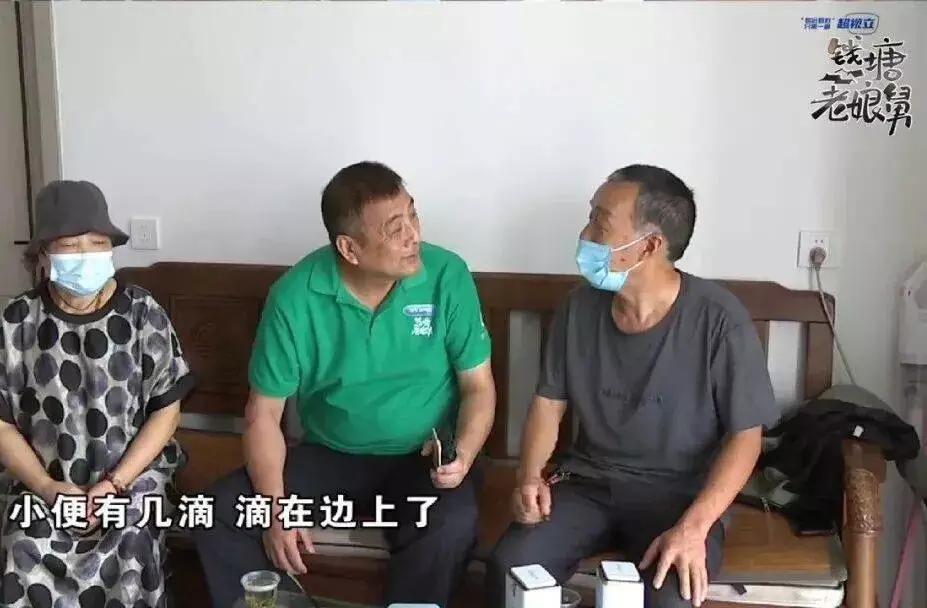 男子小便不掀马桶圈，妻子跟擦10年，最后 崩溃。浙江衢州这对再婚十年的老夫妻闹离