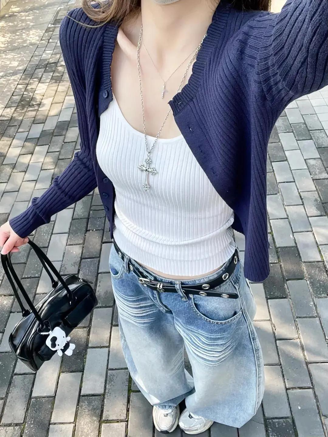 这女子的锁骨展现优美的线条魅力。