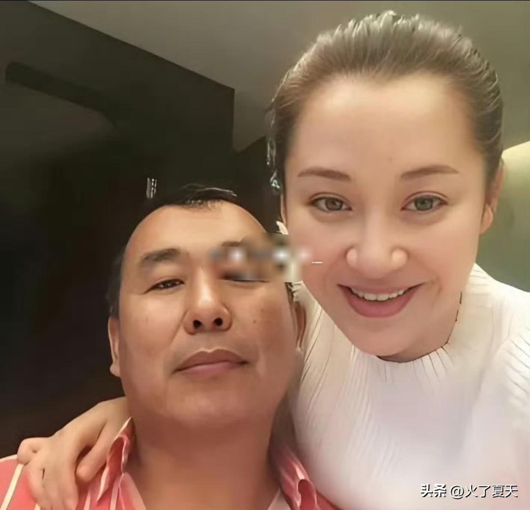 56岁的许晴现身机场，身穿白色T恤连衣裙搭配玫红色运动鞋，梳着干练发髻、佩戴黑框