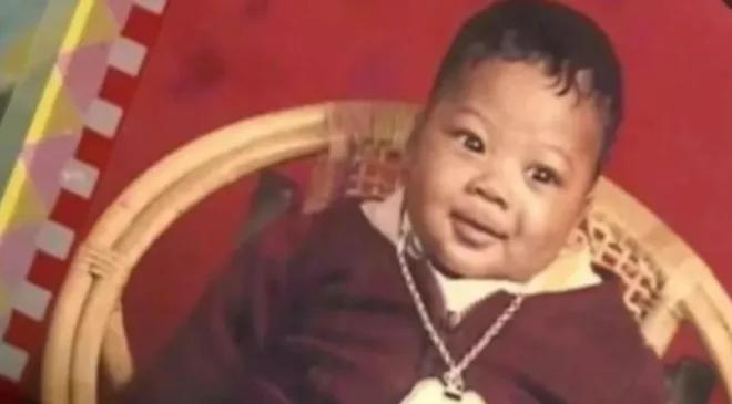 2000年8月，上海老太在买菜的路上，捡到一名弃婴，儿女们一致反对！然而，老太独