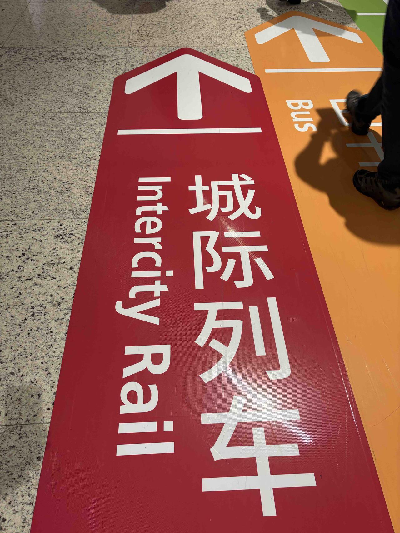 今天从成都的天府机场回广州，不得不再次吐槽广州白云机场T 3航站楼的交通。成都天