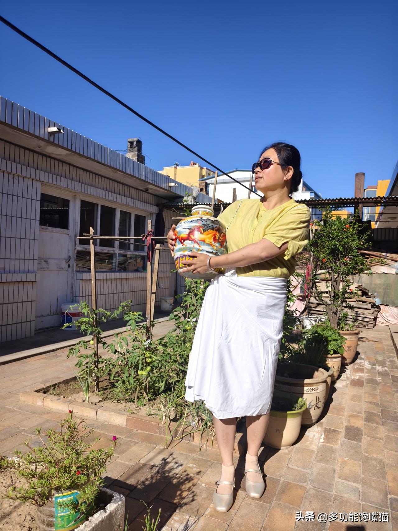 夏日生活打卡季 山西偏关猫姐今天把一地鸡毛捡起来，做个鸡毛掸子扫屋子哇！
刚腾空