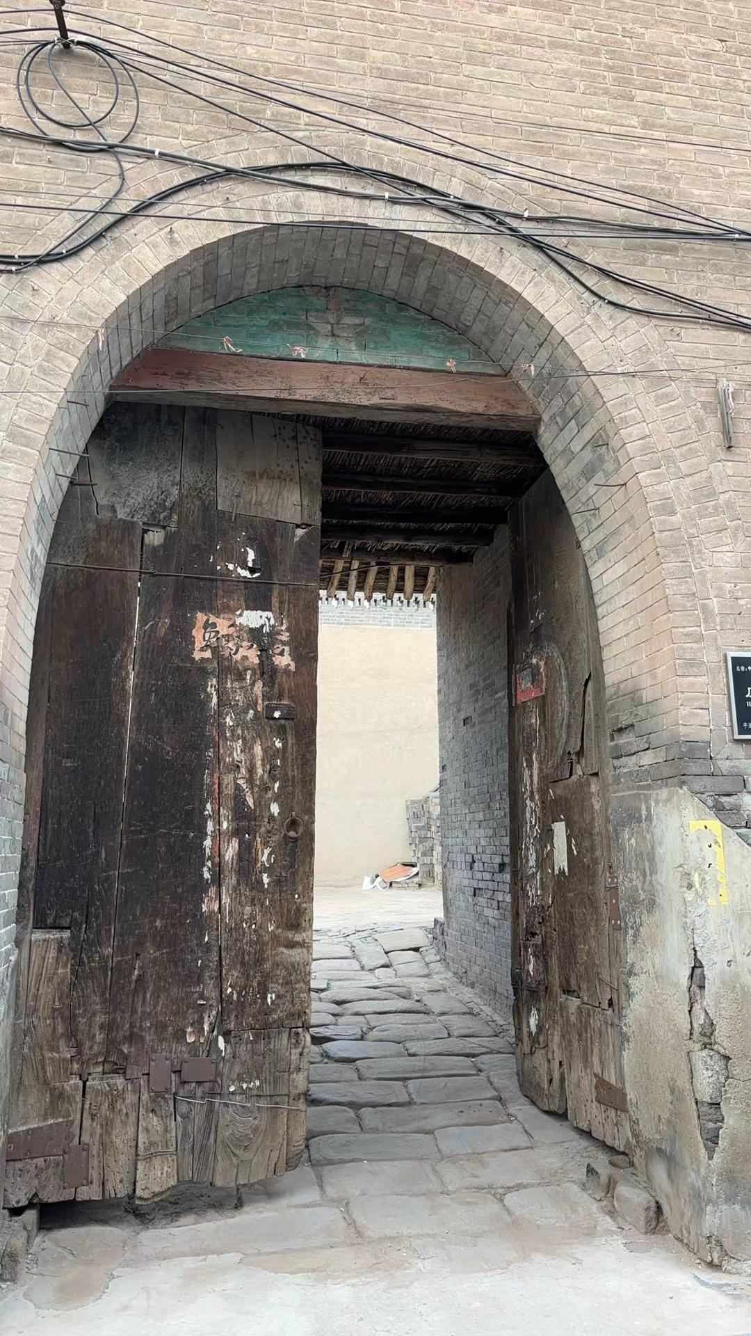 🏮青石板路缝里，藏着多少未说完的故事？飞檐翘角还在等归人，红灯笼摇碎了时光✨
